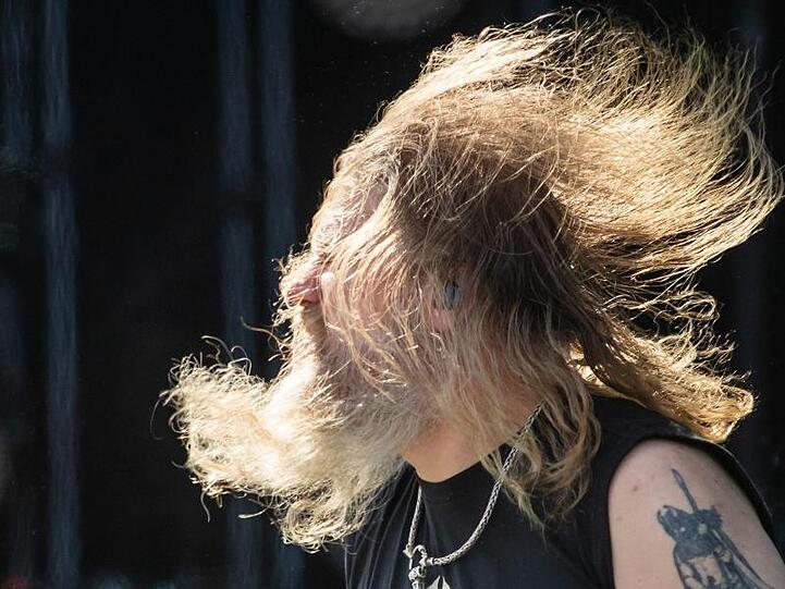 Johan Hegg, Sänger der schwedischen Death-Metal-Band Amon Amarth, lässt das Haar wehen.