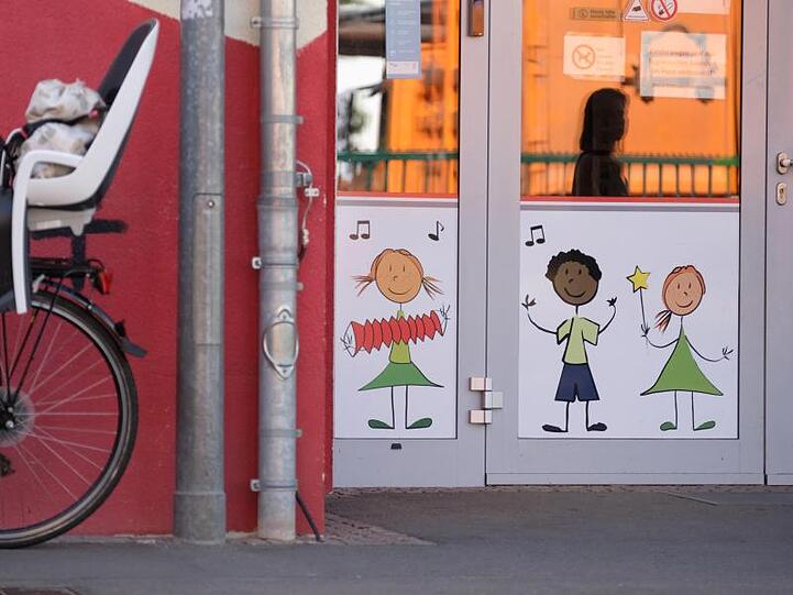 Aus Rücksicht vor zwei muslimischen Mädchen wurden Schweinefleisch und Gelatine-Produkte zunächst von der Speisekarte gestrichen.