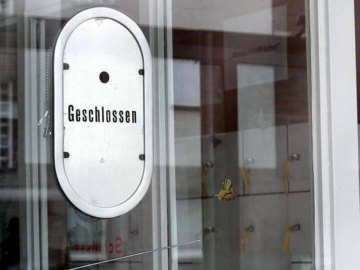 Geschlossen: Das Kassenhäuschen eines Schwimmbades in Duisburg.