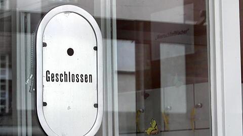 Geschlossen: Das Kassenhäuschen eines Schwimmbades in Duisburg.