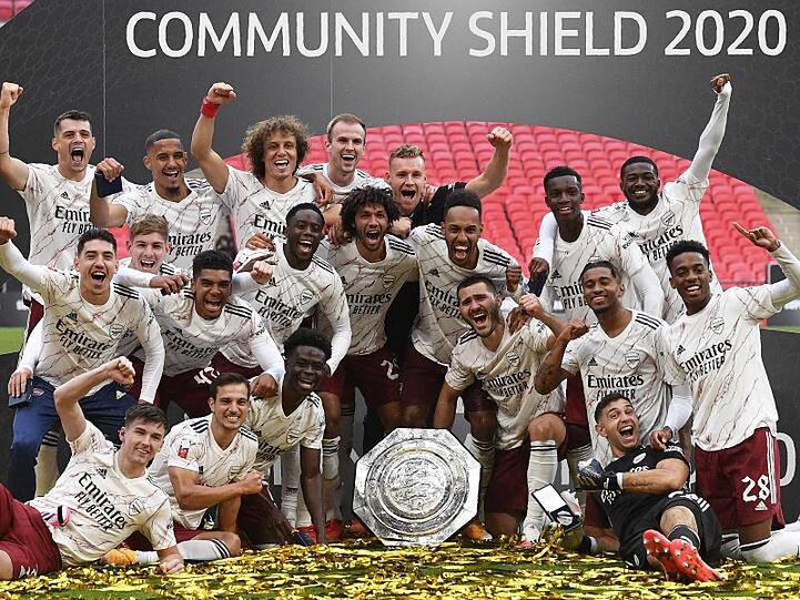 Die Spieler vom FC Arsenal feiern mit dem Pokal.