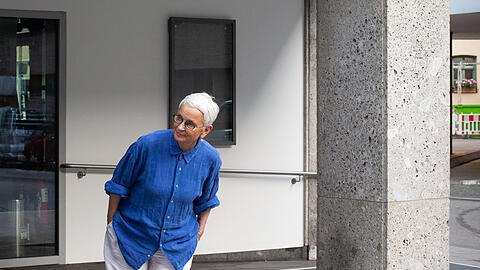 Barbara Mundel in der Falckenbergstraße am Eingang des Blauen Hauses, wo der Werkraum der Kammerspiele ist.