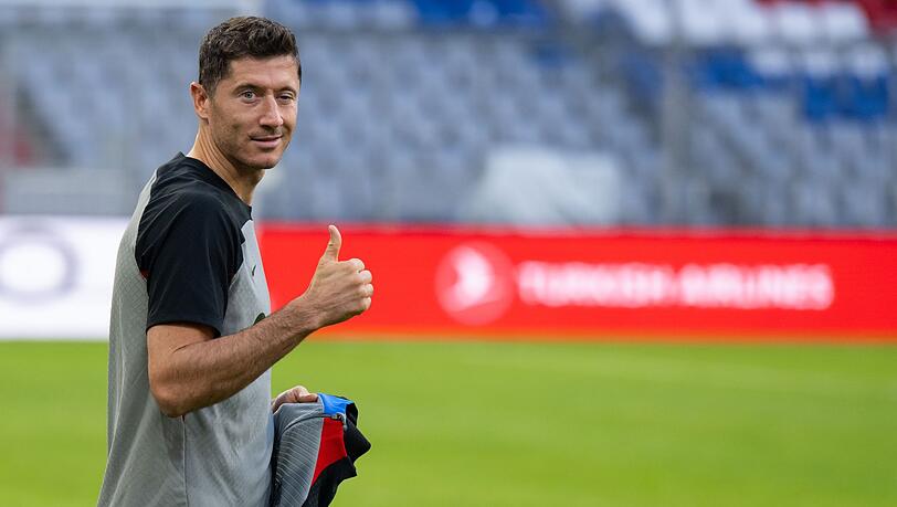 Robert Lewandowski vom FC Barcelona kommt zum Training.