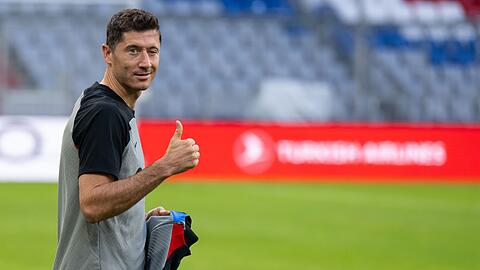 Robert Lewandowski vom FC Barcelona kommt zum Training.