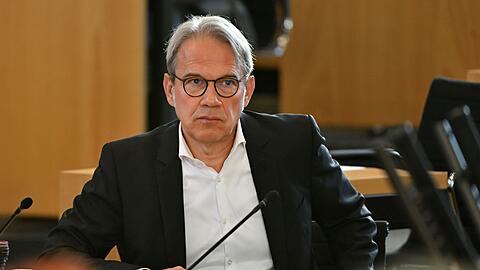 Georg Maier (SPD), Minister für Inneres und Kommunales von Thüringen, sitzt bei einer Landtagssitzung.