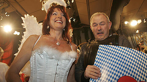 Hier scherzten Sie noch gemeinsam, jetzt treten sie gegeneinander an: Gabriele Pauli und Günther Beckstein beim TV-Fasching in Veitshöchheim.