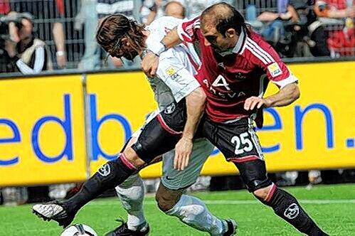 Gaucho mit Biss: Club-Verteidiger Javier Pinola mit vorbildlichem Zweikampfverhalten.