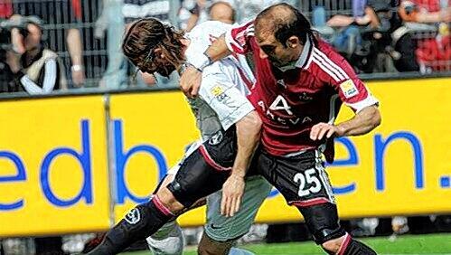 Gaucho mit Biss: Club-Verteidiger Javier Pinola mit vorbildlichem Zweikampfverhalten. Gaucho mit Biss: Club-Verteidiger Javier Pinola mit vorbildlichem Zweikampfverhalten.