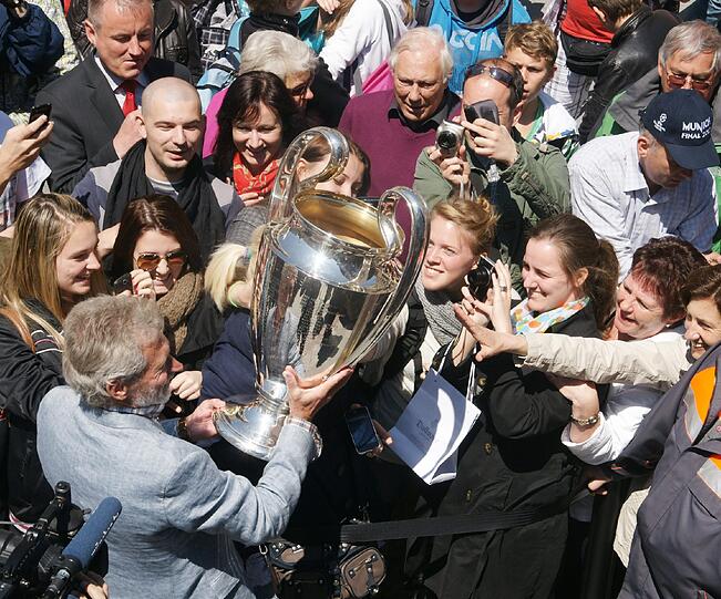Da ist das Ding! Bei der "Trophy Bus Parade" der UEFA tourt das Objekt der Begierde, der Champions League-Pokal, am Montag gemeinsam mit zahlreichen Promis durch München - sehen Sie hier die Bilder.