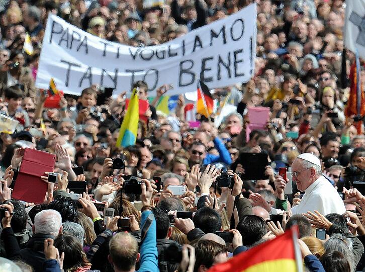 Papst Franziskus nimmt ein Bad in der Menge.