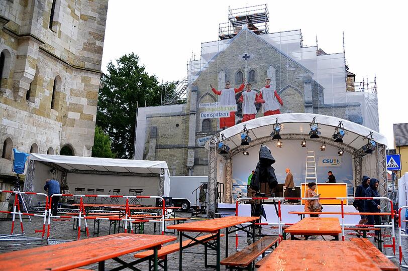 Geiseldrama in Ingolstadt: Ein bewaffneter Mann im Rathaus Geiseln genommen. Gegen 17.44 Uhr hat es sechs Schüsse im Rathaus gegeben!Die Geiselnahme ist beendet. Alle sind am Leben.