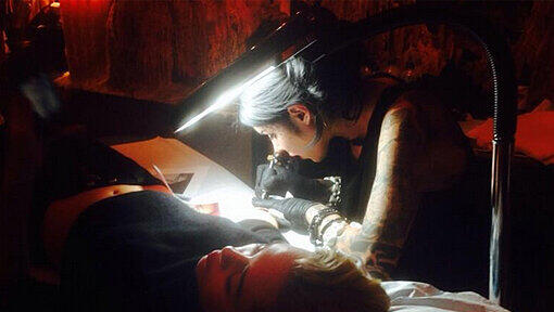 Ganz ruhig: Promi-Tattoo-Künstlerin Kat Von D. nimmt sich den Unterarm von Milrey Cyrus vor.