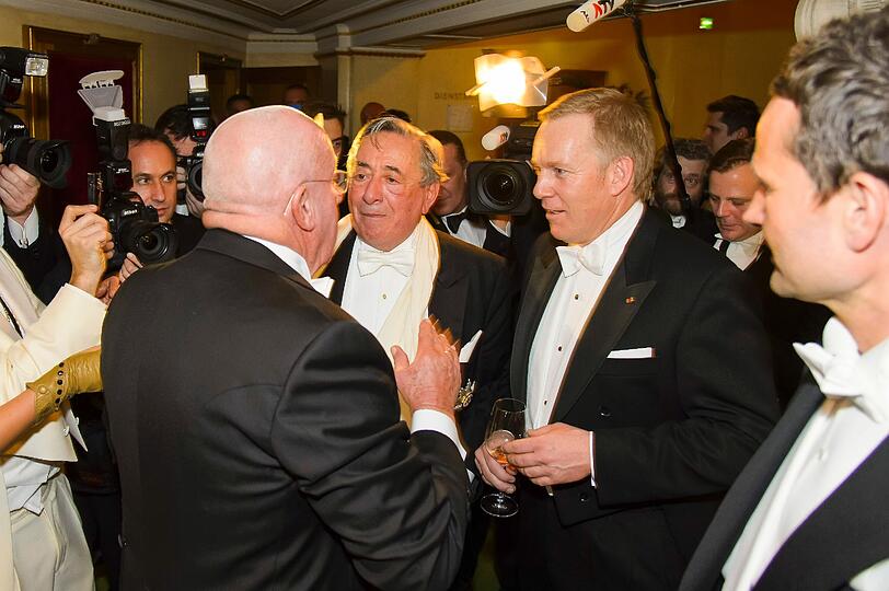 Kerners Begleiter (r.) schaut sich die Auseinandersetzung an - noch.