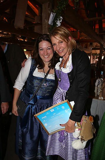 US Generalkonsulin Jennifer Gavito und die Frau des US Botschafters Kimberly Emerson