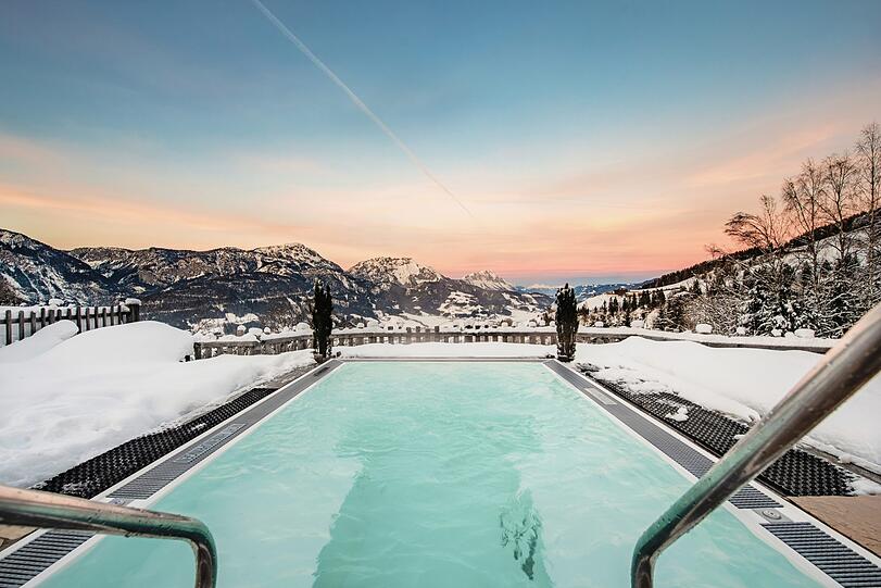 Ein 3700 Quadratmeter großer Wellnessbereich mit Almsaunadorf, ein ganzjährig beheiztes Sportschwimmbecken und gemütliche Ruheräume geben den Gästen genug Raum für Entspannung.