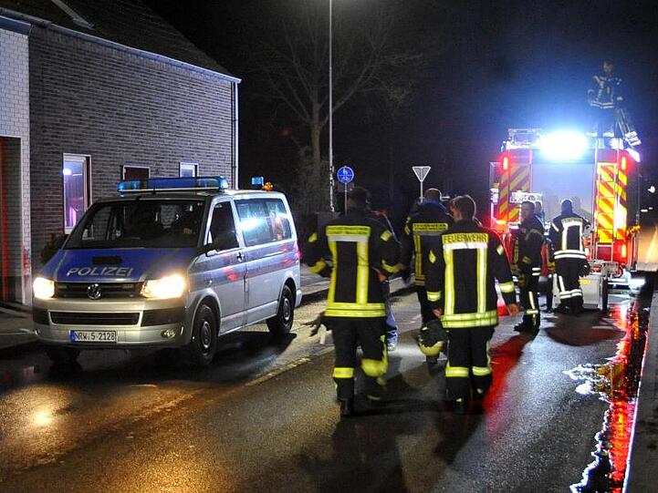 Polizei und Feuerwehr am Unglücksort.