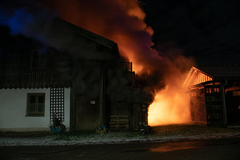 Bei dem Brand ist eine Person leicht verletzt worden, die Ursache für das Feuer ist noch unklar.