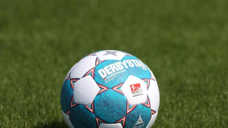 Der Spielball der Saison 2021/2022 der Bundesliga liegt auf dem Rasen.