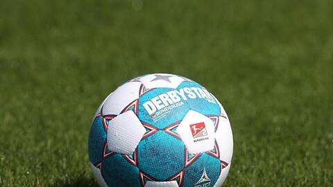 Der Spielball der Saison 2021/2022 der Bundesliga liegt auf dem Rasen.