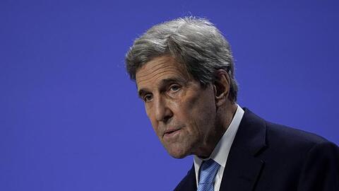 John Kerry, Sondergesandter des US-Präsidenten für Klimafragen, spricht bei einer Pressekonferenz während der UN-Klimakonferenz COP26.