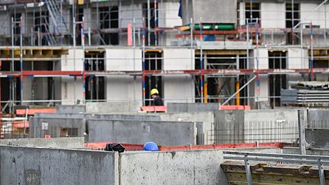 Bei Mehrfamilienhäusern verringerte sich die Zahl der genehmigten Wohnungen deutlich: um mehr als ein Viertel (minus 27,5 Prozent) auf 83.600.