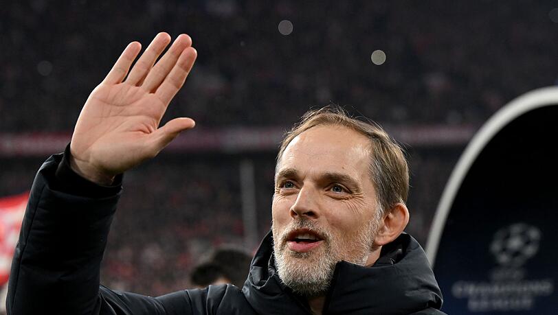 Münchens Trainer Thomas Tuchel grüßt vor dem Spiel ins Publikum.