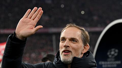 Münchens Trainer Thomas Tuchel grüßt vor dem Spiel ins Publikum.