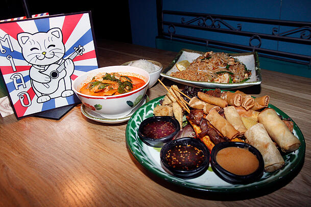Neben Streetfood stehen thailändische Suppen, Wok-Gerichte und Currys aus dem Khanitta auf der Karte in der Miao Bar. Neben Streetfood stehen thailändische Suppen, Wok-Gerichte und Currys aus dem Khanitta auf der Karte in der Miao Bar.