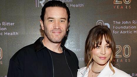 Tom Pelphrey und Kaley Cuoco sind verlobt und haben eine gemeinsame Tochter.