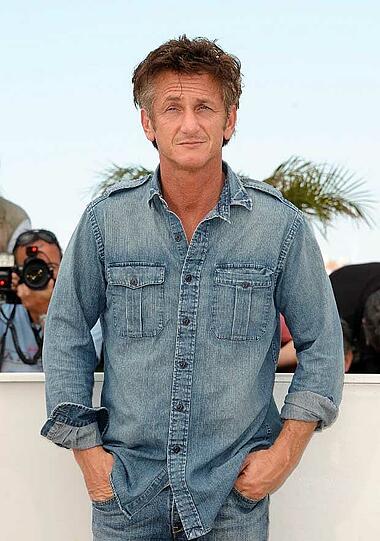 Ist das Jeans-Hemd zurück? Sean Penn findet: Jawohl! Beim Filmfest in Cannes wagt er die Jenas-Jeans-Kombination. Fazit: Lieber nicht!