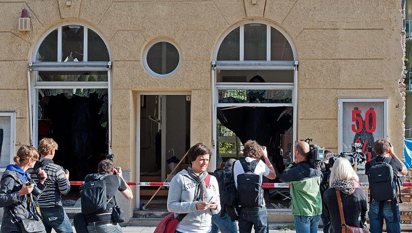 Schwabing am Tag nach der Bombensprengung: Die Spuren der Detonation sind deutlich zu erkennen. Im Laufe des Vormittags werden die Schäden an den Gebäuden der Umgebung erfasst.