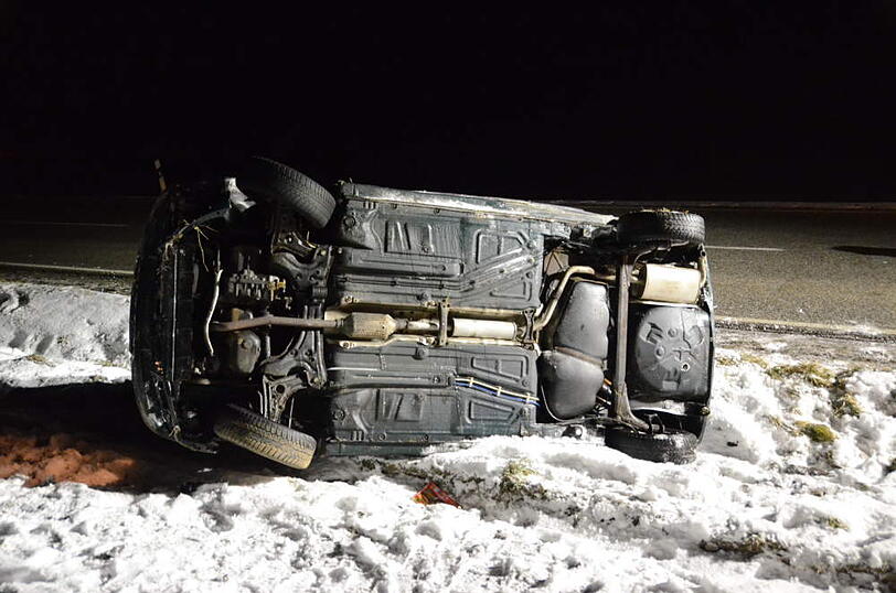 Unfall  bei Feichten: Der Fahrer eines VW Polo kommt von der Fahrbahn ab und überschlägt sich mehrfach mit seinem Wagen. Riesenglück: Der Mann wurde nur leicht verletzt.