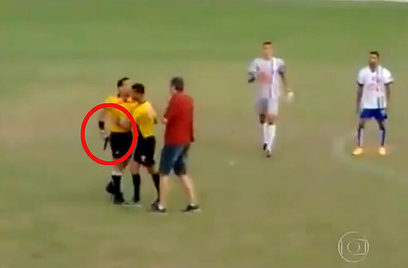 Ein Schiedsrichter in Brasilien zückt eine Pistole, um eine Rote Karte durchzusetzen.