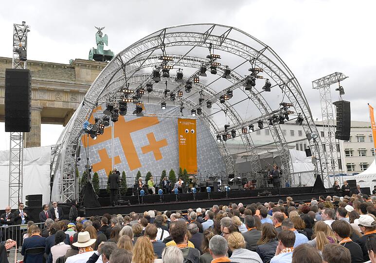 Bei Merkel und Obama: Ausgelassene Stimmung beim Kirchentag in Berlin