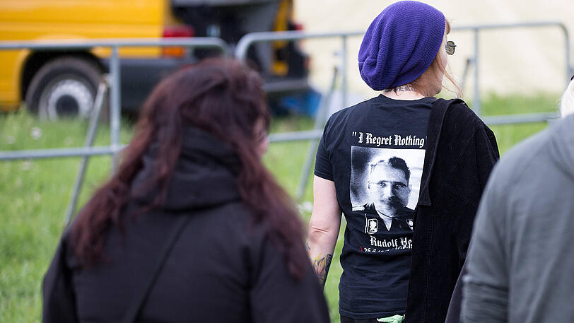 "Rock gegen Überfremdung": Die Bilder vom Neonazi-Konzert und dem Gegenprotest.