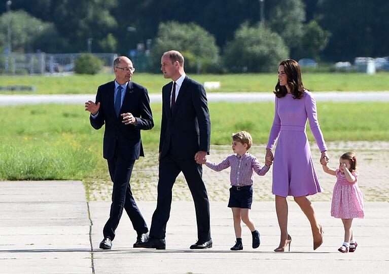 Gemeinsam mit den Kindern Charlotte und George sind Prinz William und seine Kate bei Airbus in Deutschland.