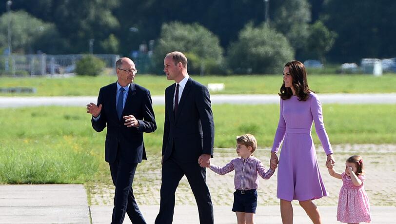 Gemeinsam mit den Kindern Charlotte und George sind Prinz William und seine Kate bei Airbus in Deutschland. Gemeinsam mit den Kindern Charlotte und George sind Prinz William und seine Kate bei Airbus in Deutschland.