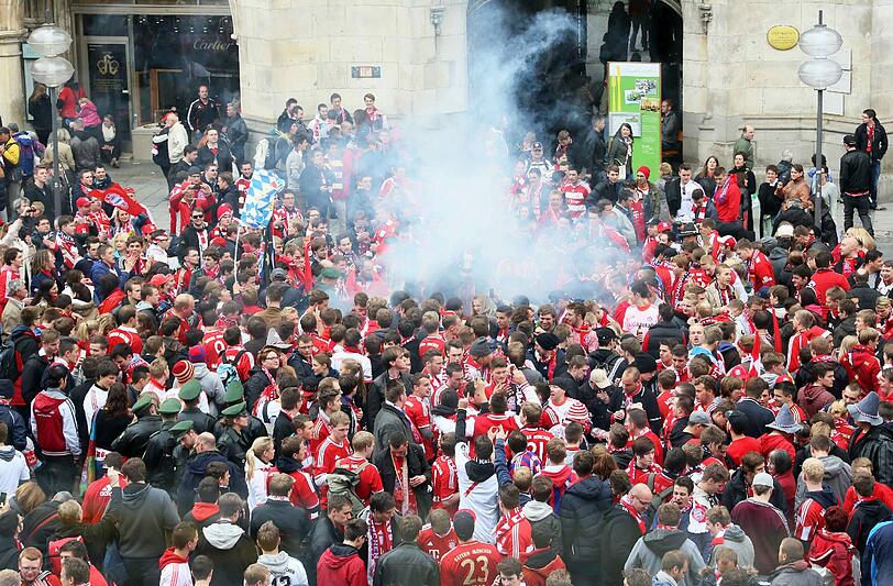 Fans lassen es beim Champions-League-Finale des FC Bayern gegen Dortmund rund um den Marienplatz krachen. Die Bilder