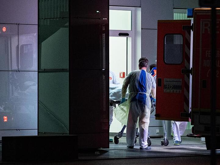 Mitarbeiter aus dem Leber- und Infektionszentrum des Universitätsklinikums in Düsseldorf nehmen den ersten mit dem Coronavirus Infizierten in NRW in Empfang.