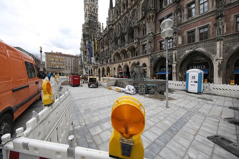 Den Fischbrunnen vor dem Rathaus sieht man gerade kaum vor lauter Zaun, Sandhaufen, Betonmischer und Dixieklo. Dafür sind die Gehwegplatten jetzt wieder schön verfugt.