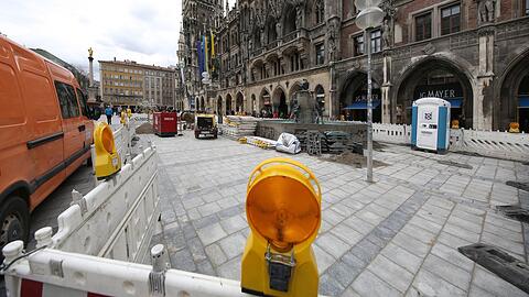 Den Fischbrunnen vor dem Rathaus sieht man gerade kaum vor lauter Zaun, Sandhaufen, Betonmischer und Dixieklo. Dafür sind die Gehwegplatten jetzt wieder schön verfugt.