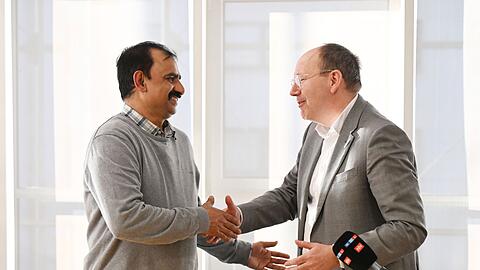 Der Mannheimer Oberbürgermeister Christian Specht (CDU) dankt ihm für sein Engagement.