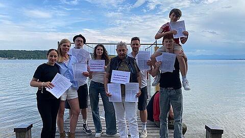 Steg 1 in Possenhofen ist seit Ende April mit einem Bauzaun abgesperrt. Dass er 
nun ganz abgerissen werden soll, wollen sich Stegfreunde
um Burkhardt Sch&uuml;tz (M.), den Chef des Kneippvereins Starnberg, nicht gefallen lassen.
