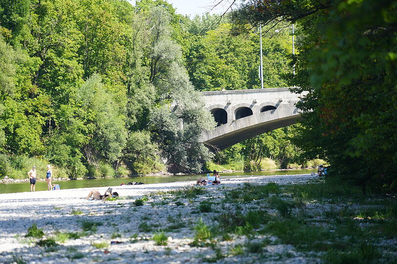 Auf den Kiesbänken an der Isar nahe der Luitpoldbrücke kann man sich herrlich erfrischen. Auf den Kiesbänken an der Isar nahe der Luitpoldbrücke kann man sich herrlich erfrischen.