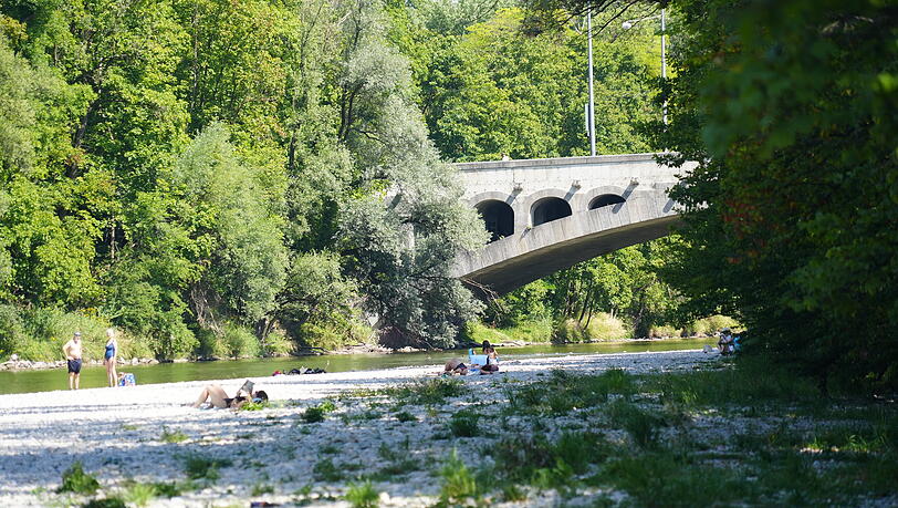 Auf den Kiesbänken an der Isar nahe der Luitpoldbrücke kann man sich herrlich erfrischen. Auf den Kiesbänken an der Isar nahe der Luitpoldbrücke kann man sich herrlich erfrischen.
