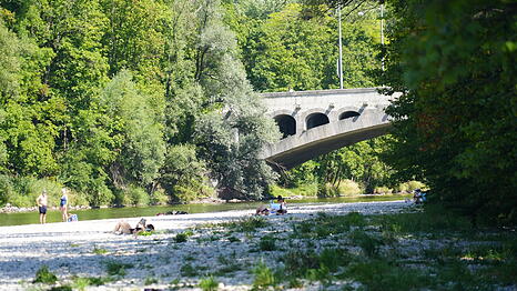 Auf den Kiesb&auml;nken an der Isar nahe der Luitpoldbr&uuml;cke kann man sich herrlich erfrischen.