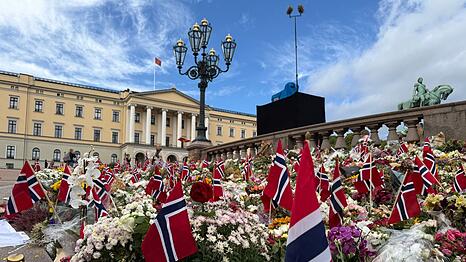 Der Schlossplatz in Oslo verwandelte sich in ein Blumenmeer.