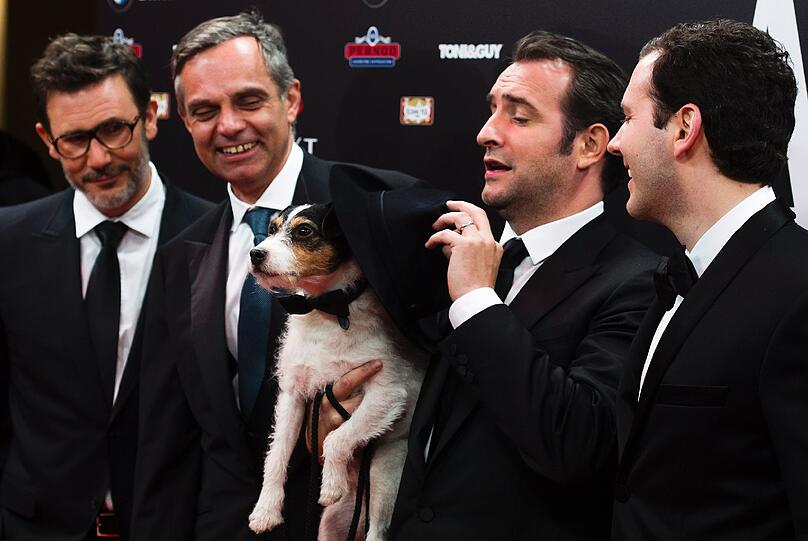 Der franzoesische Schauspieler Jean Dujardin (3.v.l.), der Regisseur Michel Hazanavicius, (l.), der Geschäftsführer der Delphi Filmverleih GmbH, Claus Boje (2.v.l.) und der Filmproduzent Dario Suter waren am Dienstag  in Berlin.