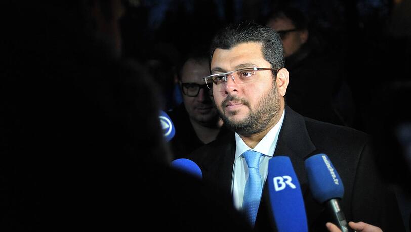 Investor Hasan Ismaik auf dem Weg zur Aufsichtsratssitzung des TSV 1860 an der Grünwalder Straße. Investor Hasan Ismaik auf dem Weg zur Aufsichtsratssitzung des TSV 1860 an der Grünwalder Straße.