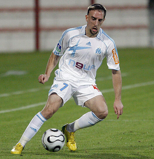 Wegen Problemen bei den Gehaltszahlungen wird der Vertrag jedoch bereits nach sechs Monaten aufgelöst und Ribery kehr zurück nach Frankreich zu Olympique Marseille. (2005)